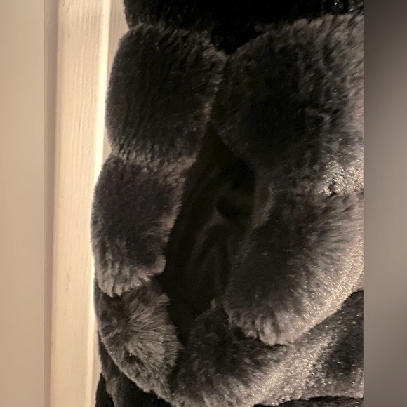 ☁️ SOFT☁️Faux Fur Black Vest , Zip Front , Pockets , Silky Lining - SO SOFT!!!’ - Picture 5 of 9
